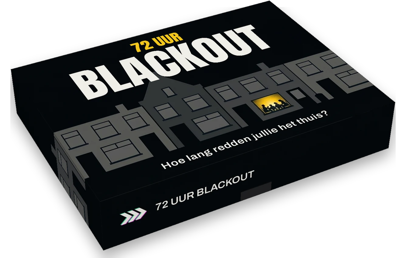 De doos van 72 Uur Blackout: zwart, met een rij donkere huizen en één verlicht raam.